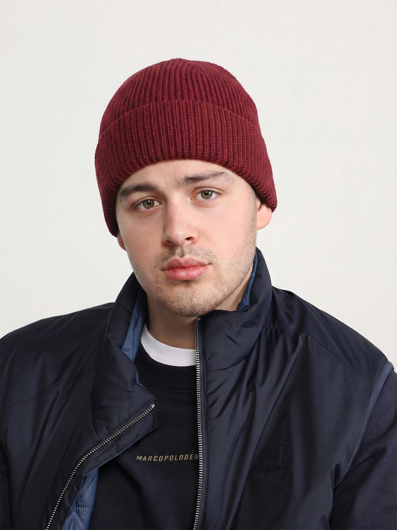 Шапка-бини бордового цвета с отворотом из хлопка